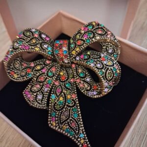 Брошка с кристали